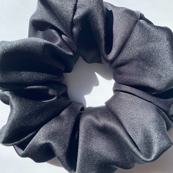 XXL scrunchie Black silk chouchou noir en satin surdimensionner - Picture 1 of 3